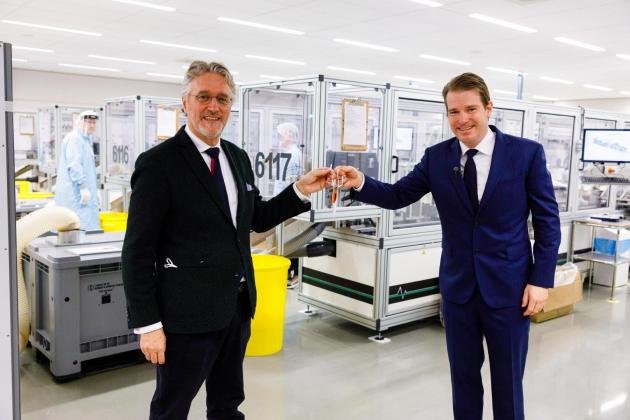Overhandiging eerste mondneusmasker Dutch PPE Solutions